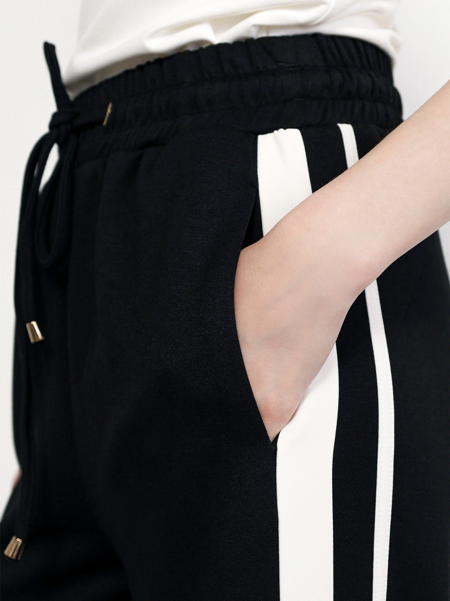 Брюки трикотажные черного цвета с эластичным поясом